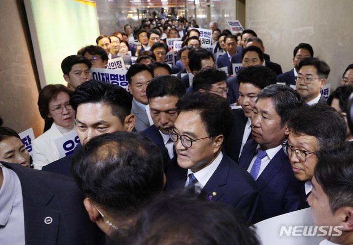 [서울=뉴시스] 고승민 기자= 우원식 국회의장이 10일 오후 국회의장실을 항의 방문한 국민의힘 의원들 사이를 뚫고 본회의장으로 들어가고 있다. 2024.06.10.  kkssmm99@newsis.com