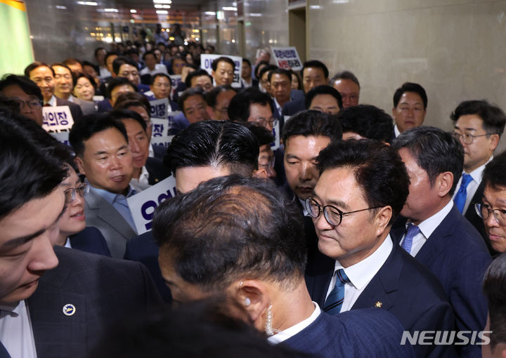 [서울=뉴시스] 고승민 기자 = 우원식 국회 의장이 10일 서울 여의도 국회 의장실에서 여야 원내대표 회동 후 농성하는 국민의힘 의원들을 지나 본회의장을 향하고 있다. 2024.06.10. kkssmm99@newsis.com