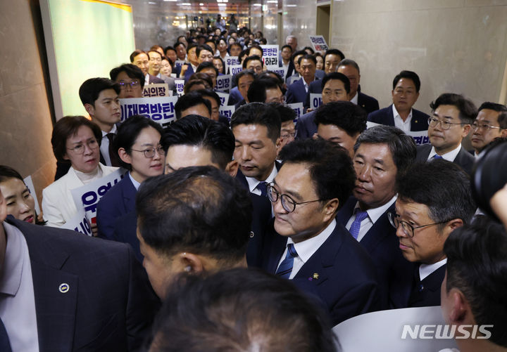 [서울=뉴시스] 고승민 기자 = 우원식 국회 의장이 10일 서울 여의도 국회 의장실에서 여야 원내대표 회동 후 농성하는 국민의힘 의원들을 지나 본회의장을 향하고 있다. 2024.06.10. kkssmm99@newsis.com