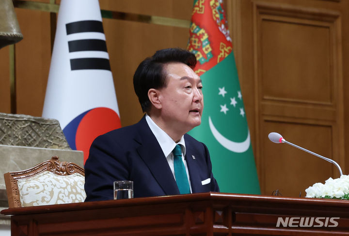 [아시가바트(투르크메니스탄)=뉴시스] 조수정 기자 = 윤석열 대통령이 10일(현지시간) 아시가바트 대통령궁에서 열린 세르다르 베르디무하메도프 투르크메니스탄 대통령과의 공동언론발표에서 발언하고 있다. 2024.06.10. chocrystal@newsis.com