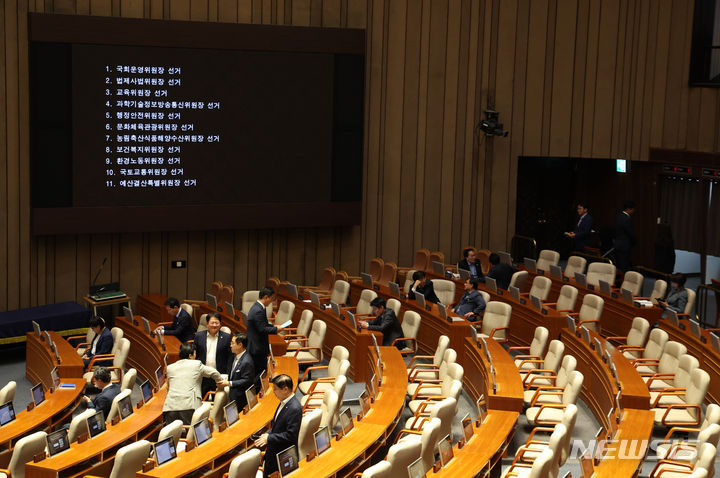 [서울=뉴시스] 고승민 기자 = 10일 서울 여의도 국회에서 열린 제415국회(임시회) 제2차 본회의에서 국민의힘 의원들의 자리가 빈 채 상임위원장 선거가 진행되고 있다. 2024.06.10. kkssmm99@newsis.com