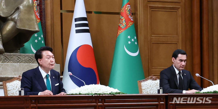 [아시가바트(투르크메니스탄)=뉴시스] 조수정 기자 = 윤석열 대통령이 10일(현지시간) 아시가바트 대통령궁에서 열린 세르다르 베르디무하메도프 투르크메니스탄 대통령과의 공동언론발표에서 발언하고 있다. 2024.06.10. chocrystal@newsis.com