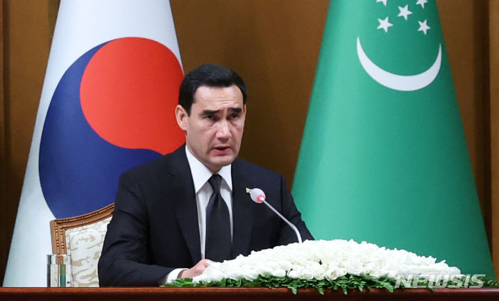 [아시가바트(투르크메니스탄)=뉴시스] 조수정 기자 = 세르다르 베르디무하메도프 투르크메니스탄 대통령이 10일(현지시간) 아시가바트 대통령궁에서 열린 윤석열 대통령과 한-투르크메니스탄 정상 공동언론발표에서 발언하고 있다. 2024.06.10. chocrystal@newsis.com