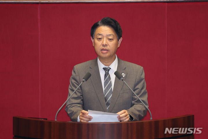[서울=뉴시스] 고승민 기자 = 김영호 국회 교육위원장이 10일 서울 여의도 국회에서 열린 제415국회(임시회) 제2차 본회의에서 당선인사를 하고 있다. 2024.06.10. kkssmm99@newsis.com
