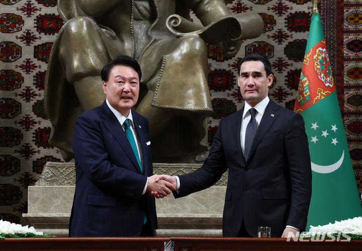 [아시가바트(투르크메니스탄)=뉴시스] 조수정 기자 = 윤석열 대통령과 세르다르 베르디무하메도프 투르크메니스탄 대통령이 10일(현지시간) 아시가바트 대통령궁에서 열린 공동언론발표를 마친 뒤 악수하고 있다. 2024.06.10. chocrystal@newsis.com