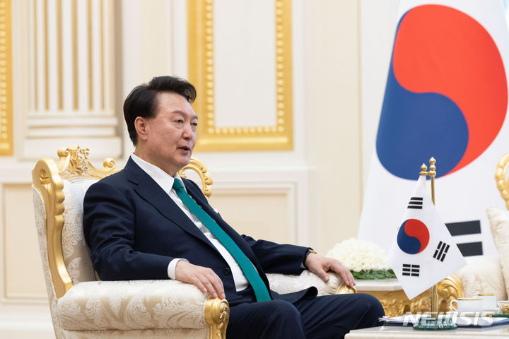 [아시가바트(투르크메니스탄)=뉴시스] 조수정 기자 = 투르크메니스탄을 국빈 방문한 윤석열 대통령이 10일(현지시간) 아시가바트 대통령궁에서 열린 세르다르 베르디무하메도프 대통령과의 단독 정상회담에서 발언하고 있다. (공동취재) 2024.06.10. chocrystal@newsis.com