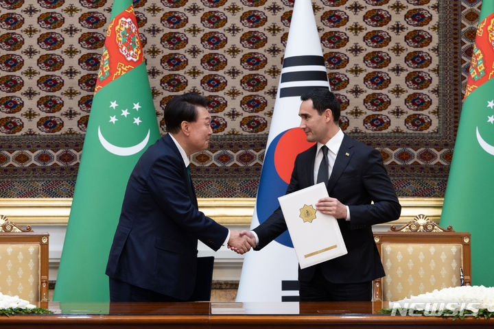 [아시가바트(투르크메니스탄)=뉴시스] 조수정 기자 = 투르크메니스탄을 국빈 방문한 윤석열 대통령이 10일(현지시간) 아시가바트 대통령궁에서 열린 한-투르크메니스탄 공동성명 서명식에서 세르다르 베르디무하메도프 대통령과 악수하고 있다. (공동취재) 2024.06.10. chocrystal@newsis.com