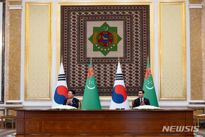 [아시가바트(투르크메니스탄)=뉴시스] 조수정 기자 = 투르크메니스탄을 국빈 방문한 윤석열 대통령이 10일(현지시간) 아시가바트 대통령궁에서 열린 한-투르크메니스탄 공동성명 서명식에서 세르다르 베르디무하메도프 대통령과 박수치고 있다. (공동취재) 2024.06.10. chocrystal@newsis.com