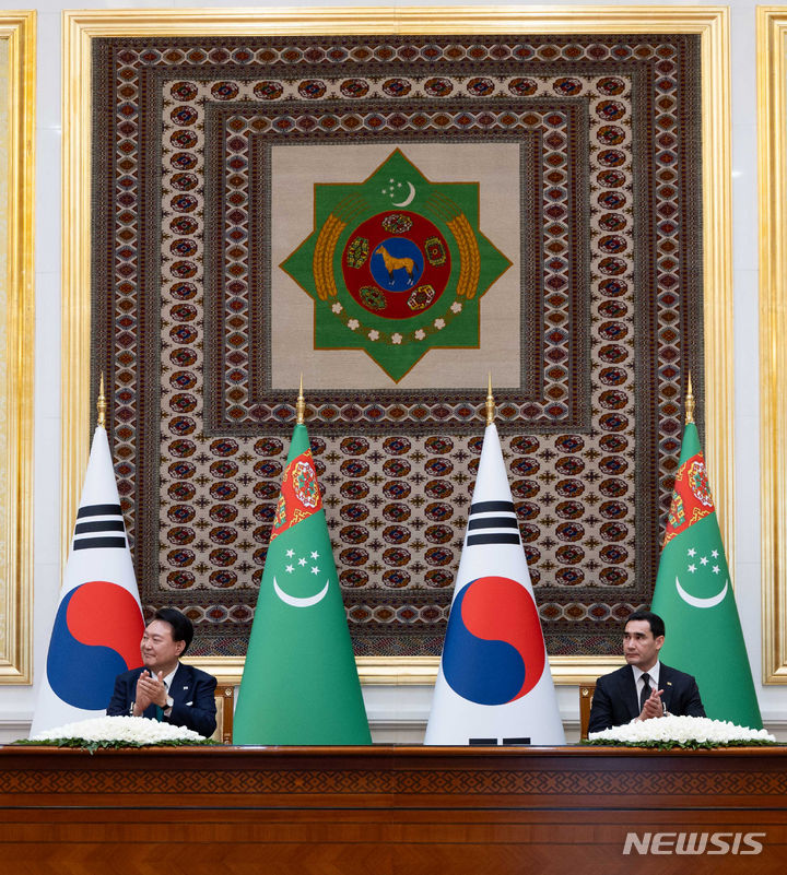 [아시가바트(투르크메니스탄)=뉴시스] 조수정 기자 = 투르크메니스탄을 국빈 방문한 윤석열 대통령이 10일(현지시간) 아시가바트 대통령궁에서 열린 한-투르크메니스탄 공동성명 서명식에서 세르다르 베르디무하메도프 대통령과 박수치고 있다. (공동취재) 2024.06.10. chocrystal@newsis.com