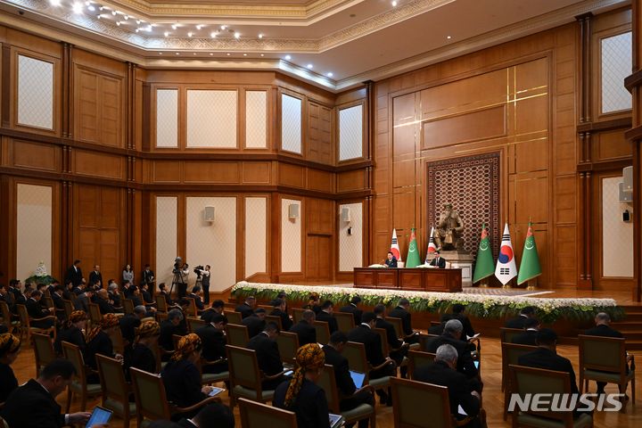[아시가바트(투르크메니스탄)=뉴시스] 조수정 기자 = 투르크메니스탄을 국빈 방문한 윤석열 대통령이 10일(현지시간) 아시가바트 대통령궁에서 세르다르 베르디무하메도프 투르크메니스탄 대통령과 공동언론발표를 하고 있다. (공동취재) 2024.06.10. chocrystal@newsis.com