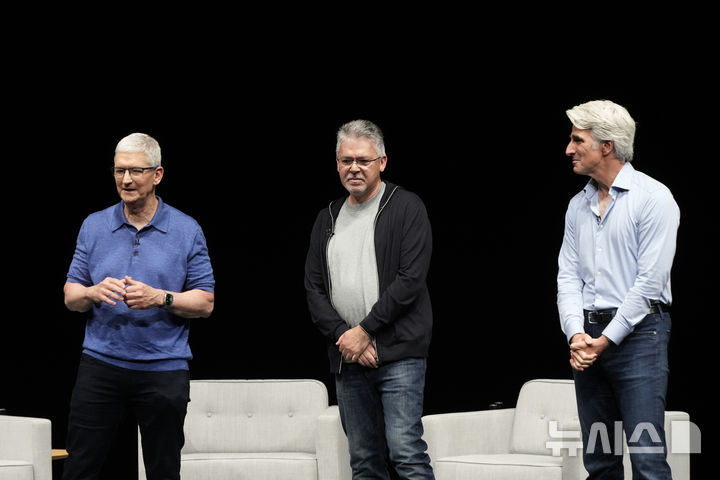 [쿠퍼티노=AP/뉴시스] 1일(현지 시간) 파이낸셜타임스(FT)에 따르면 애플은 2018년 회사에 합류한 후 AI 부문을 이끌어 온 존 지아난드레아가 내년 봄 은퇴하고, 아마르 수브라마냐가 후임 자리에 오른다고 밝혔다. 사진은 애플 최고경영자(CEO) 팀 쿡(왼쪽)이 2024년 6월 10일(현지 시간) 미국 캘리포니아주 쿠퍼티노에서 열린 애플 행사에서 소프트웨어 엔지니어링 담당 수석부사장 크레이그 페더리기(오른쪽)와 머신러닝 및 AI 전략 담당 수석부사장 존 지아난드레아와 함께 발언하고 있다. 2025.12.02.