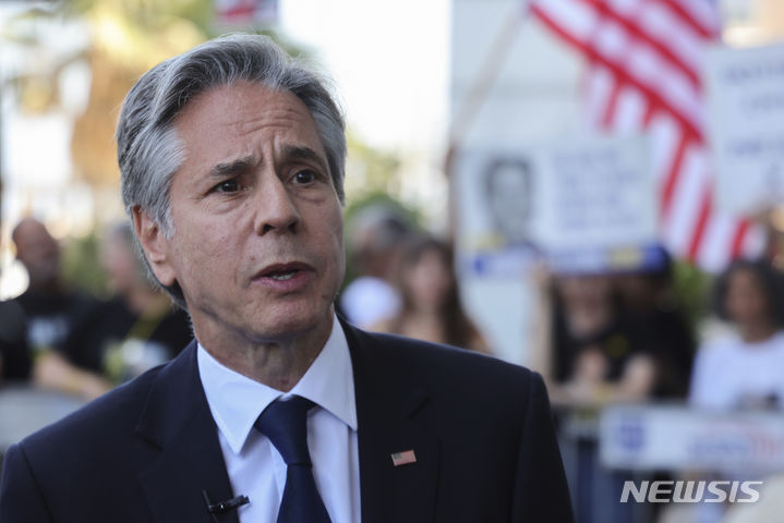 [텔아비브=AP/뉴시스]토니 블링컨 미국 국무장관이 11일(현지시각) 이스라엘 텔아비브에서 가자지구에 억류된 인질 가족들을 만난 뒤 취재진을 만나 발언하고 있다. 2024.06.11.