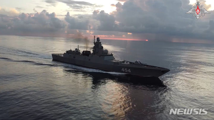 [AP/뉴시스]러시아 군함 함대가 카리브해에서의 군사 훈련을 위해 12일(현지시각) 쿠바 해역에 도착했다고 AP통신이 보도했다. 사진은 러시아 해군 호위함 어드미럴고르시코프호가 쿠바로 향하는 모습. 2024.6.13