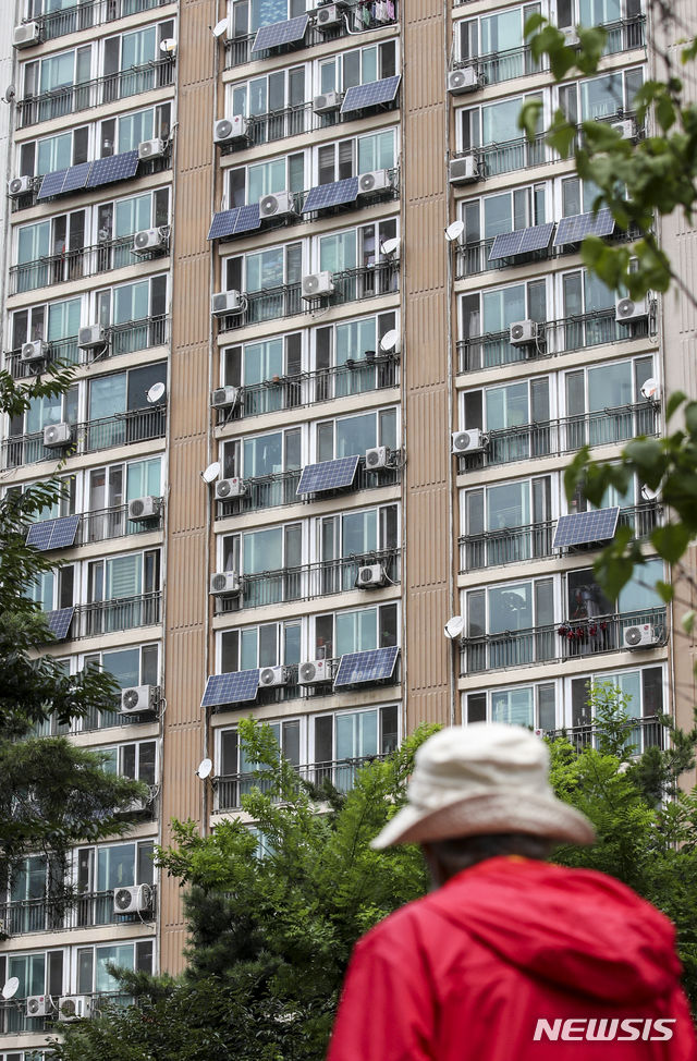 [용인=뉴시스] 아파트 미니태양광. (사진=뉴시스 DB). photo@newsis.com