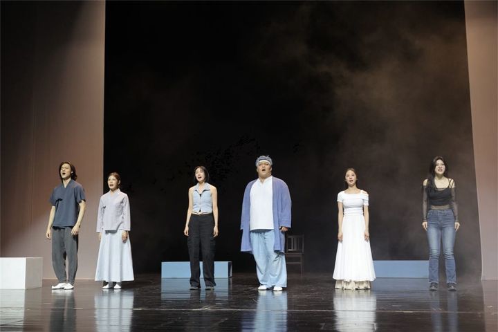 [서울=뉴시스] 중앙대 연극전공 학생들의 '꿈, 메아리' 커튼콜. (왼쪽부터) 민규태(연극20), 이혜리(연극20), 이시명(연극20), 노용원(연극17), 유예리(연극19), 이하민(연극21). (사진=중앙대 제공) *재판매 및 DB 금지
