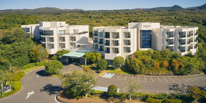 아코르앰버서더 코리아가 제주에 처음 도입한 머큐어앰버서더제주호텔은 넓은 객실과 풀장, 골프연습장 등을 갖추고 있다. ⓒ테디밸리골프앤리조트 *재판매 및 DB 금지