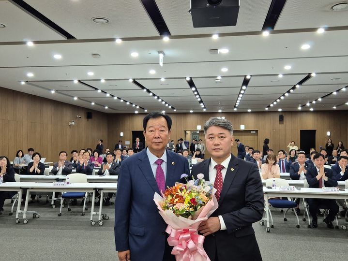 [수원=뉴시스] 이병희 기자 = 경기도의회 국민의힘 3기 대표의원으로 선출된 김정호 의원이 임상오 선거관리위원회 위원장과 기념사진을 찍고 있다. 2024.06.11. iambh@newsis.com *재판매 및 DB 금지
