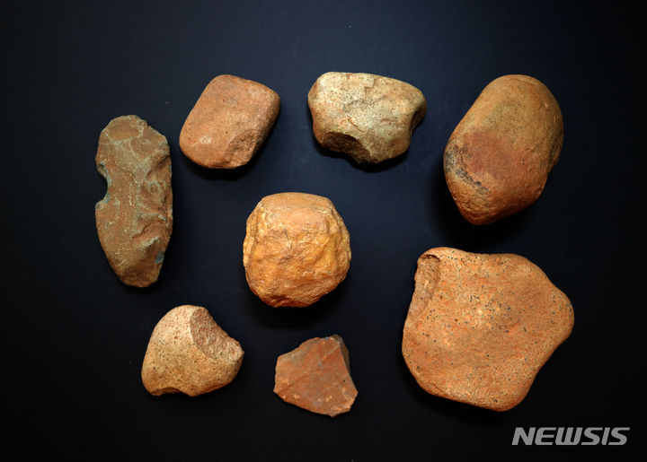 [창원=뉴시스]경남 창원지역에서 발견된 구석기 유물.(사진=국립창원대박물관 제공)2024.06.11. photo@newsis.com