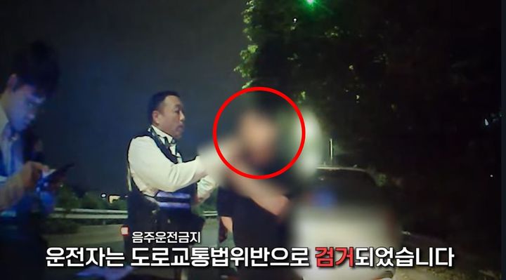 [서울=뉴시스] 지난 4일 경찰청 유튜브에 따르면 음주 측정을 거부했던 운전자가 추격전 끝에 검거되었다고 밝혔다. (사진=경찰청 유튜브) *재판매 및 DB 금지