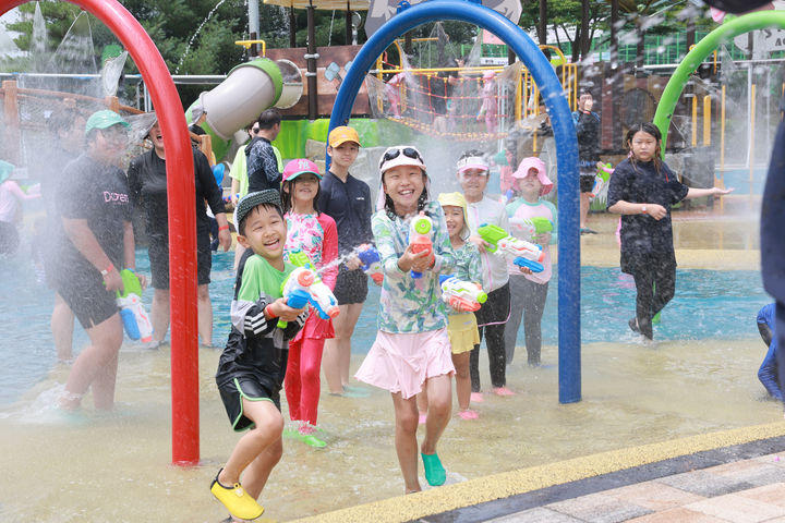 고창 나들목공원 물놀이장 의 어린이들. *재판매 및 DB 금지