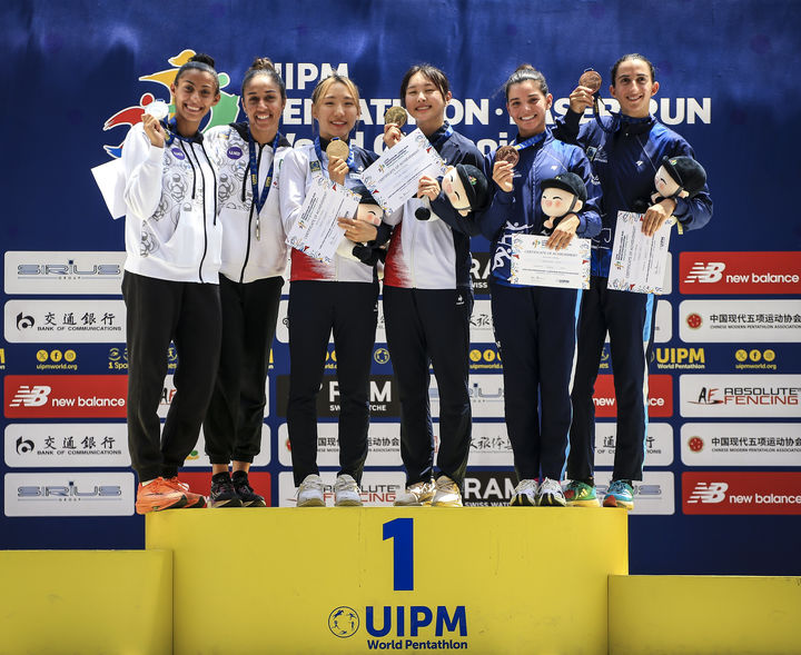 [서울=뉴시스] 근대5종 성승민(왼쪽부터 세 번째)과 김선우(오른쪽부터 세 번째). (사진=대한근대5종연맹 제공.) *재판매 및 DB 금지