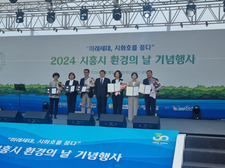 지난 8일 시흥시에서 열린 경기도 2024 환경의 날 기념행사에서 가평군 등 환경대상 수상 지자체 관계자들이 기념촬영을 하고 있다. (사진=가평군 제공) *재판매 및 DB 금지 *재판매 및 DB 금지