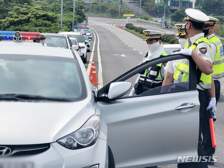 [서울=뉴시스] 음주운전 단속하는 경찰. 기사 본문과는 무관한 사진.