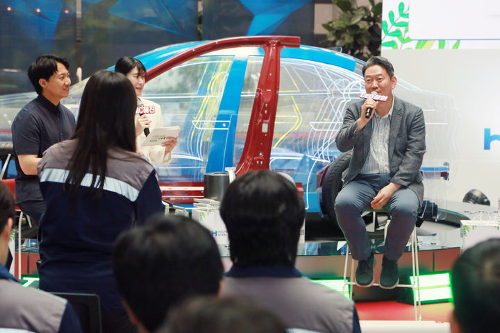 [서울=뉴시스] 현대제철 서강현 사장(사진 맨 오른쪽)이 지난 5일 당진제철소 기술연구소 1층 로비에서 진행된 '타운홀 미팅'에서 직원들과 대화의 시간을 가지고 있다. (사진=현대제철) 2024.06.11 photo@newsis.com *재판매 및 DB 금지