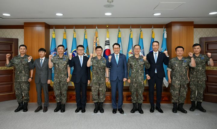 10일 충남 계룡대에서 진행된 '우리 히어로' 지원금 전달식에서 (왼쪽 네 번째부터)우리은행 조세형 그룹장, 이영수 공군참모총장, 장광익 우리금융지주 부사장, 손석락 참모차장이 기념촬영을 하고 있다. (사진=우리금융 제공) *재판매 및 DB 금지