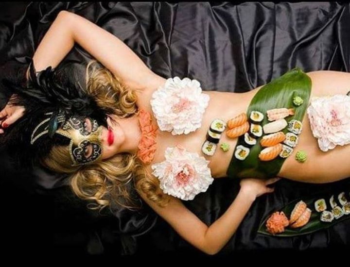 대만에서 여성의 알몸 위에 초밥을 올려놓은 '누드 스시'가 등장해 논란이 일고 있다. (사진=소셜미디어 캡처) *재판매 및 DB 금지