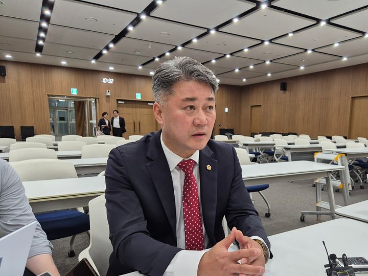 [수원=뉴시스] 이병희 기자 = 제11대 경기도의회 교섭단체 국민의힘 3기 대표의원으로 선출된 김정호 대표의원이 11일 도의회 대회의실에서 당선 소감을 밝히고 있다. 2024.06.11. iambh@newsis.com *재판매 및 DB 금지