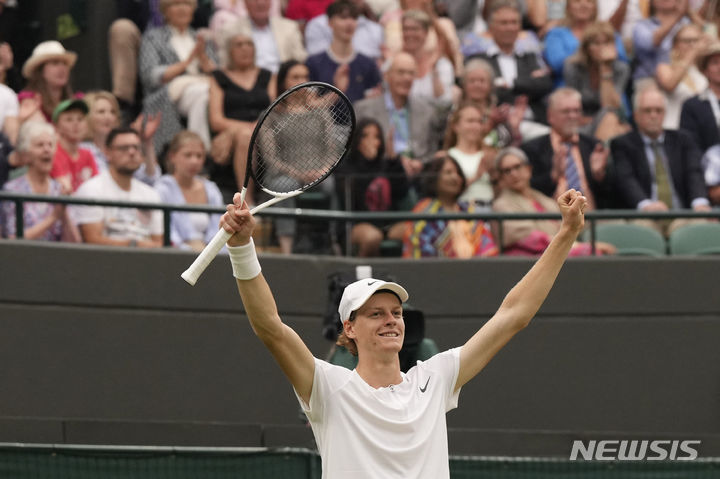 [런던=AP/뉴시스] 야닉 시너(8위·이탈리아)가 11일(현지시각) 영국 런던에서 열린 2023 윔블던 테니스 대회 남자 단식 8강전에서 로만 사피울린(92위·러시아)를 물리친 후 기뻐하고 있다. 시너는 사피울린을 3-1(6-4 3-6 6-2 6-2)로 물리치고 4강에 올라 노바크 조코비치(2위·세르비아)와 결승 진출을 다툰다. 2023.07.12. *재판매 및 DB 금지