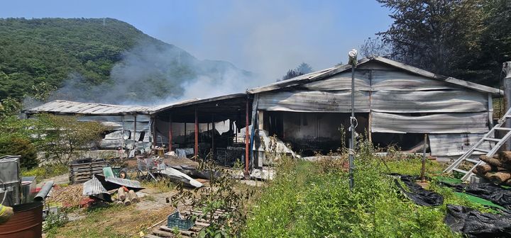 [남양주=뉴시스] 와부읍 의류보관창고 화재. (사진=남양주소방서 제공) 2024.06.11. photo@newsis.com *재판매 및 DB 금지