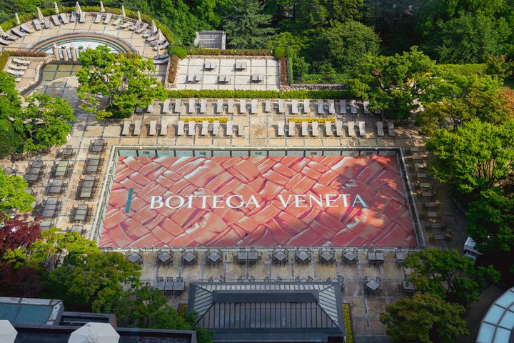 이탈리안 럭셔리 패션 브랜드 '보테가 베네타'(BOTTEGA VENETA)의 '24 서머 솔스티스' 캠페인의 튤립 컬러로 치장한 그랜드 하얏트 서울 야외 수영장 *재판매 및 DB 금지