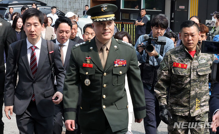 [서울=뉴시스] 추상철 기자 = 채모 상병 순직 사건을 수사하다가 보직 해임된 박정훈 대령(전 해병대 수사단장)이 11일 오전 서울 용산구 중앙지역군사법원 앞에서 항명 등 혐의에 관한 5차 공판에 출석하고 있다. 2024.06.11. scchoo@newsis.com
