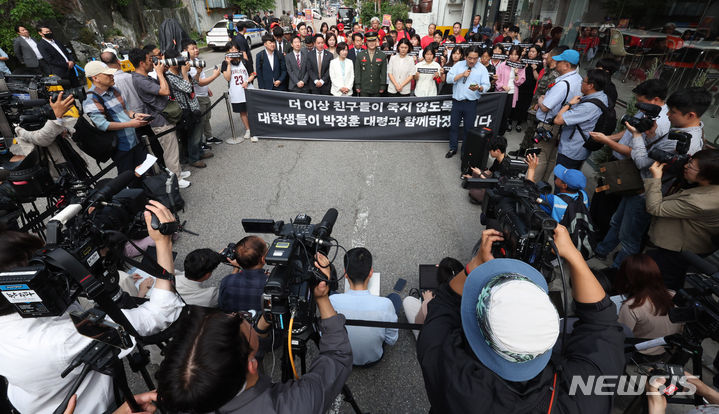 [서울=뉴시스] 추상철 기자 = 11일 오전 서울 용산구 중앙지역군사법원 앞에서 박정훈 대령(전 해병대 수사단장) 5차 공판 기자회견이 열리고 있다. 2024.06.11. scchoo@newsis.com