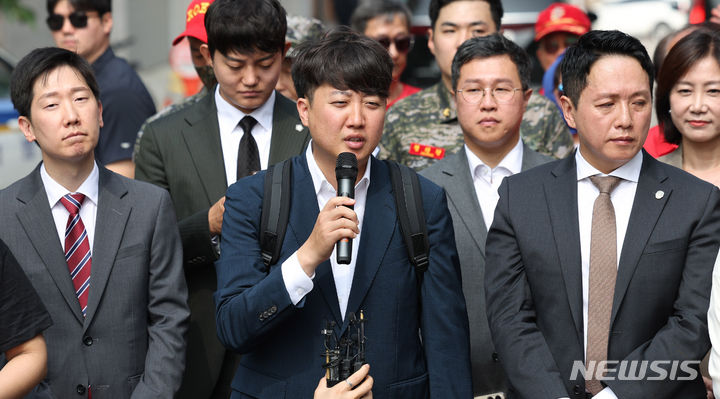 [서울=뉴시스] 추상철 기자 = 이준석 개혁신당 의원이 11일 오전 서울 용산구 중앙지역군사법원 앞에서 열린 박정훈 대령(전 해병대 수사단장) 5차 공판 기자회견에서 발언하고 있다. 2024.06.11. scchoo@newsis.com