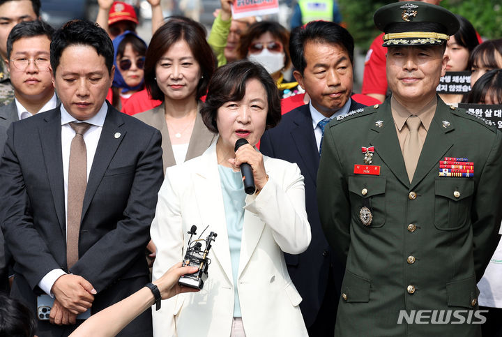 [서울=뉴시스] 추상철 기자 = 추미애 더불어민주당 의원이 11일 오전 서울 용산구 중앙지역군사법원 앞에서 열린 박정훈 대령(전 해병대 수사단장) 5차 공판 기자회견에서 발언하고 있다. 2024.06.11. scchoo@newsis.com
