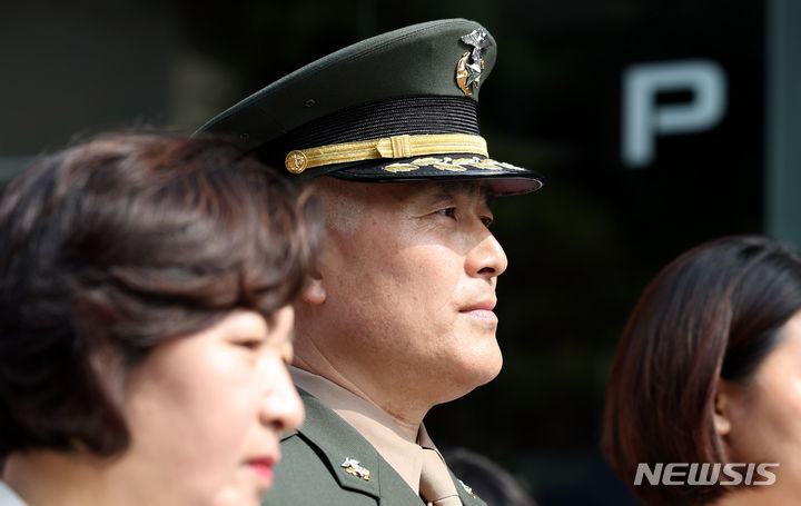 [서울=뉴시스] 추상철 기자 = 채모 상병 순직 사건을 수사하다가 보직 해임된 박정훈 대령(전 해병대 수사단장)이 11일 오전 서울 용산구 중앙지역군사법원 앞에서 항명 등 혐의에 대한 5차 공판에 출석하기에 앞서 기자회견에 참석해 있다. 2024.06.11. scchoo@newsis.com