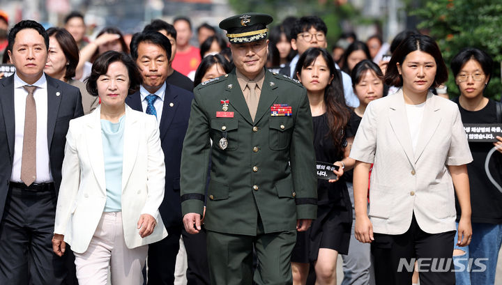 [서울=뉴시스] 추상철 기자 = 채모 상병 순직 사건을 수사하다가 보직 해임된 박정훈 대령(전 해병대 수사단장)이 11일 오전 서울 용산구 중앙지역군사법원 앞에서 항명 등 혐의에 대한 5차 공판에 출석하기에 앞서 기자회견에 참석하고 있다. 2024.06.11. scchoo@newsis.com