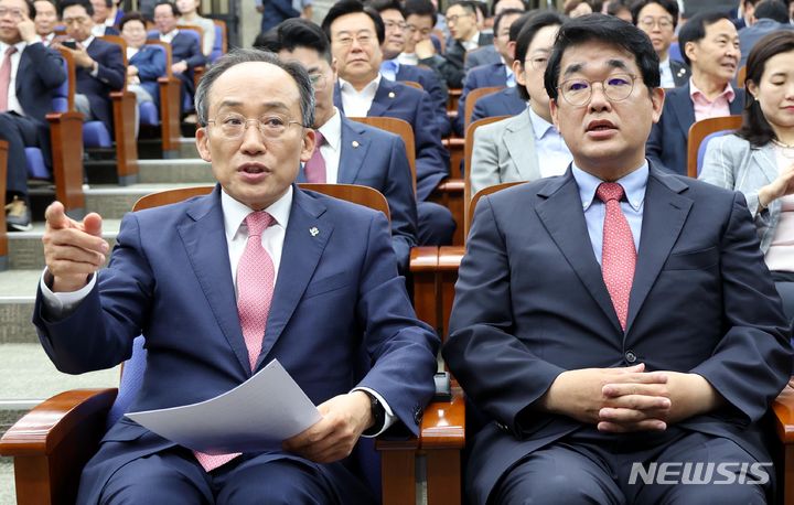 [서울=뉴시스] 조성봉 기자= 추경호 국민의힘 원내대표와 배준영 원내수석부대표가 11일 오전 서울 여의도 국회에서 열린 의원총회에서 발언을 하고 있다. 2024.06.11. suncho21@newsis.com