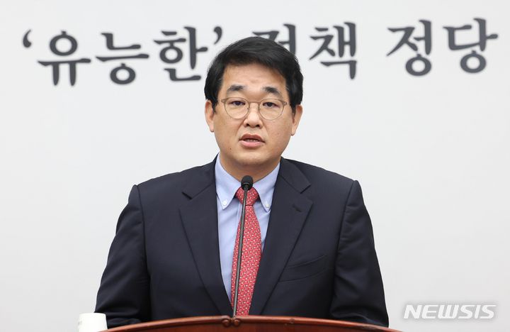 [서울=뉴시스] 조성봉 기자 = 배준영 국민의힘 원내수석부대표가 11일 오전 서울 여의도 국회에서 열린 의원총회에서 '우원식 국회의장 사퇴촉구 결의안'을 낭독하고 있다. 2024.06.11. suncho21@newsis.com