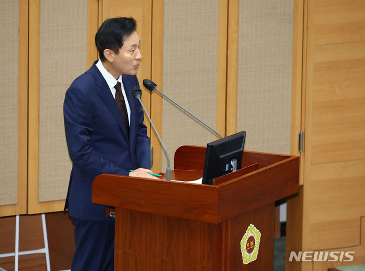 [서울=뉴시스] 황준선 기자 = 오세훈 서울시장이 11일 오전 서울 중구 서울시의회에서 열린 제324회 시의회 정례회 제2차 본회의에서 유정인 의원의 시정질의에 답변하고 있다. 2024.06.11. hwang@newsis.com