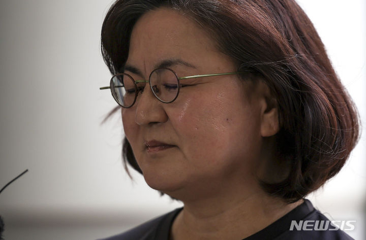 [서울=뉴시스] 정병혁 기자 = 대법원이 '학교폭력 재판 노쇼' 사건 당사자 권경애 변호사를 상대로 제기된 손해배상 소송에서 유족 측이 제기한 상고를 일부 받아들여 사건을 원심 법원에 돌려 보냈다. 고 박주원 양의 어머니 이기철씨가 지난 2024년 6월 11일 서울 서초구 서울중앙지방법원에서 열린 학교폭력 피해자 사건에 여러 차례 불출석해 패소하게 된 권경애 변호사(58·사법연수원 33기)를 상대로 낸 소송의 1심 선고를 마친 뒤 법정에 나와 심경을 밝히고 있다. 2026.05.29. jhope@newsis.com