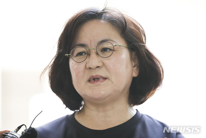 [서울=뉴시스] 정병혁 기자 = 학교폭력 피해자 사건 재판에 여러 차례 불출석해 이른바 '재판 노쇼'를 한 권경애 변호사(60·사법연수원 33기)에게 피해를 입은 고(故) 박주원 양의 어머니가 재판부에 권 변호사를 대질신문하게 해달라고 요청했다. 사진은 고 박주원 양의 어머니 이기철씨가 지난해 6월 서울 서초구 서울중앙지방법원에서 열린 학교폭력 피해자 사건에 여러 차례 불출석해 패소하게 된 권경애 변호사(58·사법연수원 33기)를 상대로 낸 소송의 1심 선고를 마친 뒤 법정에 나와 심경을 밝히고 있는 모습. 2024.06.11. jhope@newsis.com