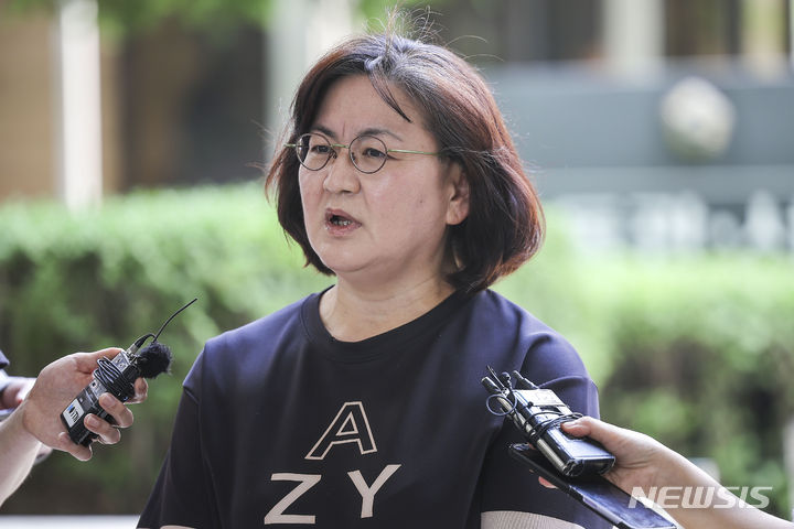 [서울=뉴시스] 정병혁 기자 = 고 박주원 양의 어머니 이기철씨가 지난해 6월 서울 서초구 서울중앙지방법원에서 열린 학교폭력 피해자 사건에 여러 차례 불출석해 패소하게 된 권경애 변호사를 상대로 낸 소송의 1심 선고를 마친 뒤 법정에 나와 심경을 밝히고 있다. 2024.06.11. jhope@newsis.com
