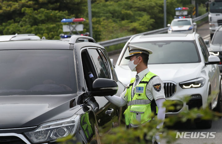 [제주=뉴시스] 우장호 기자 = 11일 오전 제주시 애월읍 구엄교차로 인근 도로에서 제주경찰청 소속 경찰관들이 숙취운전 일제 단속을 하고 있다. 2024.06.11. woo1223@newsis.com