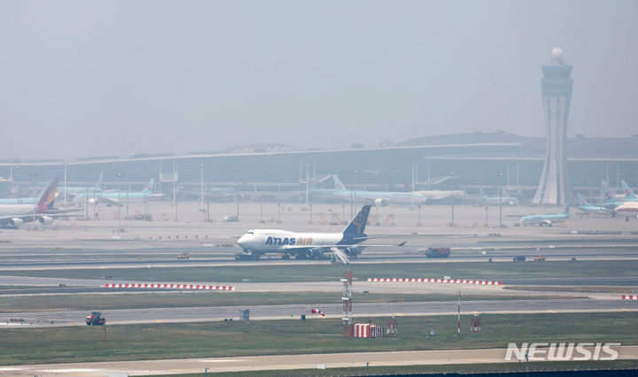 [인천공항=뉴시스] 김선웅 기자 = 11일 오전 인천국제공항 1활주로에서 미국 아틀라스항공 5Y8692편 화물기가 착륙 중 타이어가 파손돼 멈춰서있다. 이 여파로 인천공항 1활주로 운항이 중단됐으며 타이어 교체 작업 및 항공등화 등 일부 파손된 활주로 복구 작업이 진행되고 있다. 인천공항공사는 두 개의 활주로가 정상 운행중이어서 다른 항공기들의 지연 운항은 없는 것으로 파악된다고 밝혔다. 2024.06.11. mangusta@newsis.com