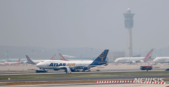 [인천공항=뉴시스] 김선웅 기자 = 11일 오전 인천국제공항 1활주로에서 미국 아틀라스항공 5Y8692편 화물기가 착륙 중 타이어가 파손돼 멈춰서있다. 이 여파로 인천공항 1활주로 운항이 중단됐으며 타이어 교체 작업 및 항공등화 등 일부 파손된 활주로 복구 작업이 진행되고 있다. 인천공항공사는 두 개의 활주로가 정상 운행중이어서 다른 항공기들의 지연 운항은 없는 것으로 파악된다고 밝혔다. 2024.06.11. mangusta@newsis.com