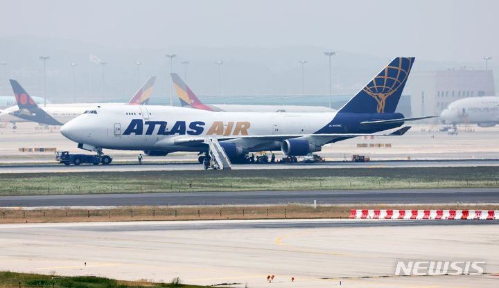 [인천공항=뉴시스] 김선웅 기자 = 11일 오전 인천국제공항 1활주로에서 미국 아틀라스항공 5Y8692편 화물기가 착륙 중 타이어가 파손돼 멈춰서있다. 이 여파로 인천공항 1활주로 운항이 중단됐으며 타이어 교체 작업 및 항공등화 등 일부 파손된 활주로 복구 작업도 진행되고 있다. 인천공항공사는 두 개의 활주로가 정상 운행중이어서 다른 항공기들의 지연 운항은 없는 것으로 파악된다고 밝혔다. 2024.06.11. mangusta@newsis.com